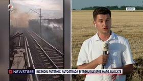 VIDEO Incendiu puternic de vegetație. Focul a blocat autostrada și trenurile spre mare